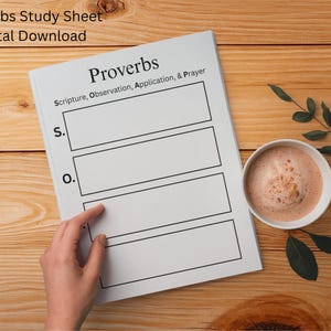Puede incluir: Una hoja de estudio blanca titulada "Proverbios" con secciones para Escritura, Observación, Aplicación y Oración. Una mano señala la hoja, junto a una taza de café y una ramita de hojas sobre una superficie de madera.