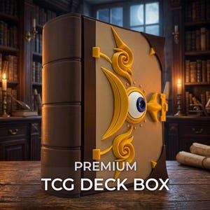 Könnte beinhalten: Eine rechteckige TCG-Deckbox in Buchform mit dunkelbraunem Buchrücken und beigem Einband. Der Einband zeigt ein erhabenes gelbes Motiv aus Mondsichel und Sonnenstrahlen um ein blau-weißes Auge. Der Text lautet PREMIUM TCG DECK BOX.