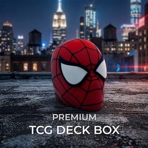 Puede incluir: Una caja para barajas TCG roja y negra con temática de Spider-Man, que presenta un patrón de telaraña y grandes lentes oculares blancas. El texto PREMIUM TCG DECK BOX aparece en blanco sobre una superficie oscura y texturizada.