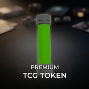 Könnte beinhalten: Ein zylindrischer TCG-Token mit einem leuchtend neongrünen Mittelteil, der oben und unten von dunkelgrauen Kappen eingefasst ist. Der Text PREMIUM TCG TOKEN ist in weißen Großbuchstaben an der Basis des Objekts vor dunklem Hintergrund gedruckt.