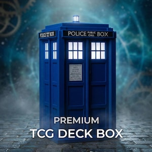 Puede incluir: Una caja para barajas TCG con forma de cabina de policía azul, con ventanas blancas iluminadas y una luz en la parte superior. La estructura muestra el texto POLICE PUBLIC CALL BOX y un letrero que dice POLICE TELEPHONE. El texto PREMIUM TCG DECK BOX es visible.