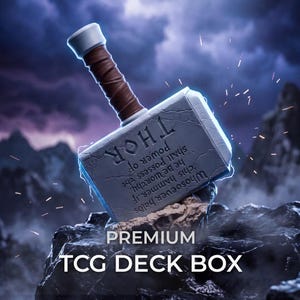 Op de afbeelding: Een grijze TCG-deckbox in de vorm van een hamer met een bruin handvat en een zilveren knop. De hamerkop bevat de gegraveerde tekst: Whosoever holds this hammer, if he be worthy, shall possess the power of THOR. De woorden PREMIUM TCG DECK BOX staan eronder.