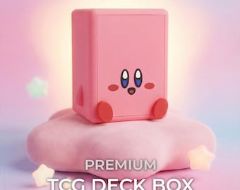 Puede incluir: Una caja para barajas TCG rectangular de color rosa con la cara de Kirby impresa, que incluye ojos azules, una boca pequeña y dos pies ovalados rojos en la base. El texto PREMIUM TCG DECK BOX aparece en letras blancas en la parte inferior.