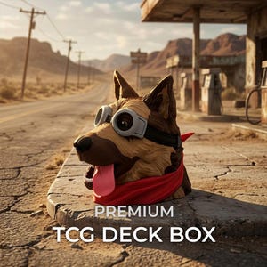 Puede incluir: Una caja para barajas TCG con forma de cabeza de pastor alemán marrón y negro, con gafas grises y un pañuelo rojo al cuello. El texto PREMIUM TCG DECK BOX aparece impreso en blanco en la parte inferior sobre un fondo de carretera desértica.