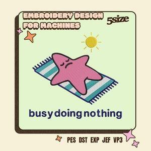 Può includere: Un disegno da ricamo per macchine raffigurante una stella marina rosa con un'espressione imbronciata sdraiata su un asciugamano da spiaggia a righe verde acqua e bianche sotto un sole giallo. Il testo recita EMBROIDERY DESIGN FOR MACHINES, 5size, busy doing nothing, PES DST EXP JEF VP3.