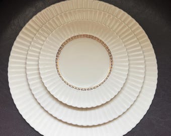 Conjunto de jantar cretense Lenox vendido separadamente - pratos de jantar, salada e pão.