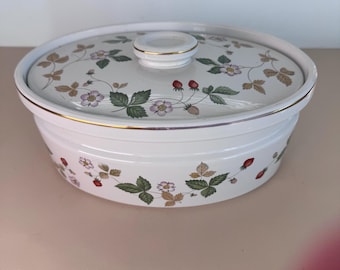 Wedgwood oval gryta med vilda jordgubbar