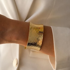 Brett guldmanschettarmband, Hamrat guldarmband, Grovt guldarmband
