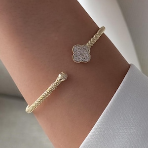 Pulseira rígida cravejada de trevos dourados, delicada pulseira ajustável, joia minimalista