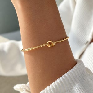 Pulsera tipo brazalete con nudo dorado, brazalete minimalista abierto chapado en oro, regalo de cumpleaños para ella, regalo para mujer.