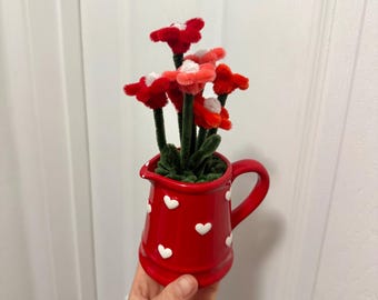 Mini Gänseblümchen in Valentinstag Tasse