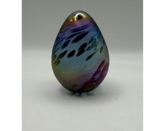 Fermacarte a forma di uovo in vetro artistico iridescente, soffiato, firmato OBG Studio, 1991, 7,6 cm.