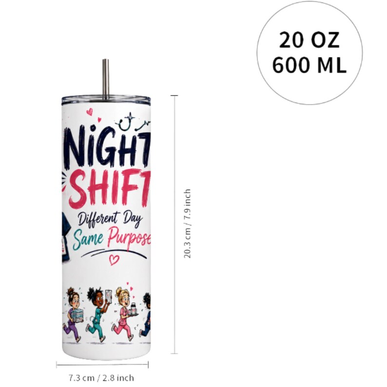 Op de afbeelding: Een witte cilindervormige beker met een metalen rietje, voorzien van de tekst NIGHT SHIFT Different Day Same Purpose en illustraties van zorgmedewerkers. De beker is 20,3 cm hoog, 7,3 cm breed en heeft een inhoud van 600 ml.