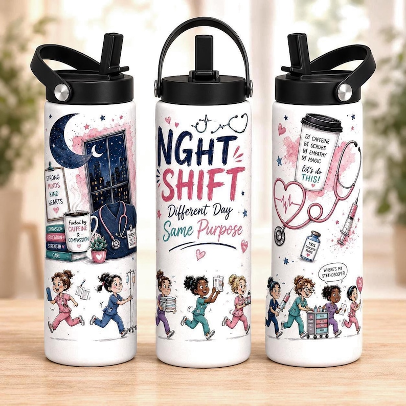 Op de afbeelding: Drie witte roestvrijstalen waterflessen met zwarte deksels en rietjes, voorzien van illustraties van verpleegkundigen, medische apparatuur en de tekst "NIGHT SHIFT Different Day Same Purpose" naast "CAFFEINE SCRUBS EMPATHY MAGIC".