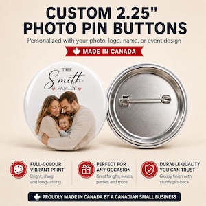 Könnte beinhalten: Personalisierte 5,7 cm große Foto-Ansteckbuttons mit glänzender Oberfläche. Ein Button zeigt ein Farbfoto einer Familie mit dem Text The Smith Family, der andere zeigt die silberne Metallrückseite mit einem horizontalen Ansteckmechanismus.