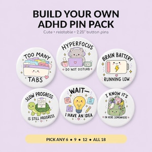 Peut inclure: Un ensemble de six badges ronds de 5,71 cm avec des illustrations et du texte sur le TDAH. Les motifs incluent un chat avec un casque, une batterie faible, une tortue, une ampoule, un sac à dos encombré et des onglets avec le texte Too Many Tabs.