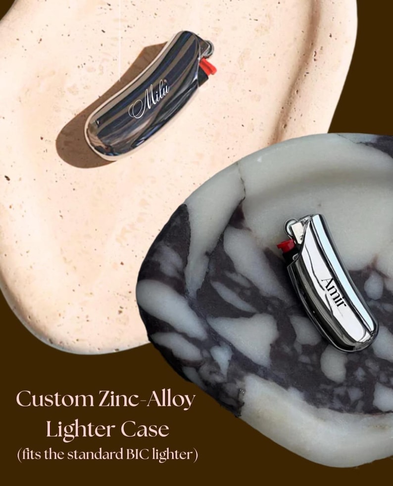 Pu&ograve; includere: Custodie per accendini personalizzate in lega di zinco con nomi incisi. Una custodia &egrave; incisa con "Mili" e l'altra con "Amir". Le custodie sono argentate con un pulsante rosso per l'accendino. &Egrave; visibile anche il testo "Custom Zinc-Alloy Lighter Case".