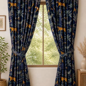 Puede incluir: Cortinas azul marino con un estampado de jungla que presenta leopardos, cebras y plantas tropicales. Las cortinas se sujetan con lazos y borlas a juego. Una elegante decoración para ventanas, de unos 200 cm de largo.