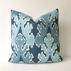 Funda de almohada decorativa Kelly Wearstler, diseño bengal bazaar, color verde azulado, almohada ikat azul.