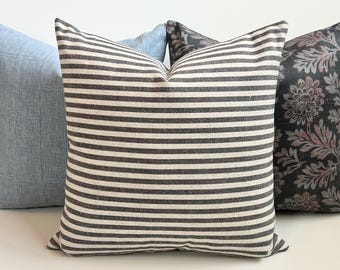 Funda de almohada decorativa moderna de tela a rayas negras y naturales