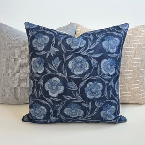 Dekorativer Kissenbezug mit Blumenmuster in Marineblau