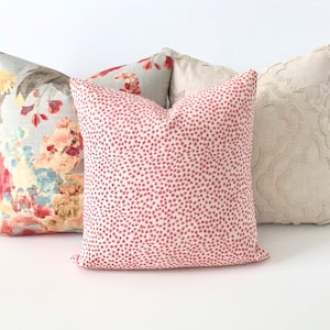 Federa decorativa per cuscino con pois di coriandoli in ciniglia color rosa corallo e crema