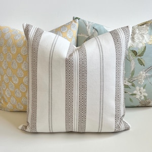 Federa decorativa a righe boho color tortora e bianco sporco, cuscino a righe beige
