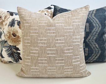 Funda de almohada decorativa con rayas tejidas en beige y marrón claro