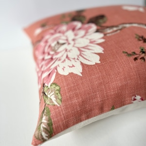Fodera per cuscino decorativo floreale con uccelli rosa e verdi, argilla arancione corallo immagine 3