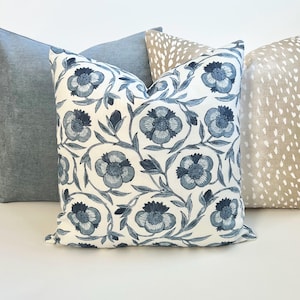 Dekorativer Kissenbezug mit Blumenmuster in Marineblau