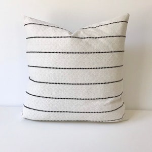 Decoratieve kussensloop met zwarte en crèmekleurige strepen en strepen