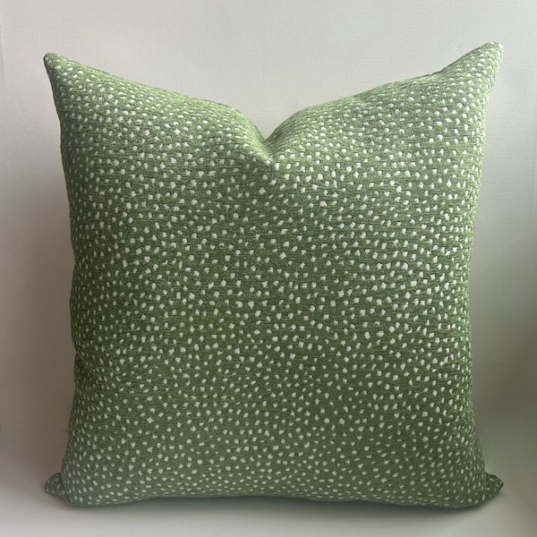 Capa de almofada decorativa em chenille verde e creme com estampa de bolinhas e confete.