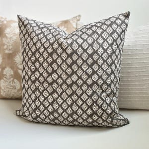 Brauner und hellbrauner marokkanischer Boho-Stempelkissenbezug