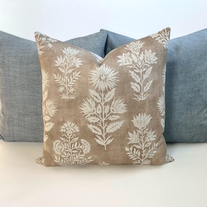 Federa decorativa per cuscino con stampa floreale beige e bianco sporco