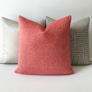 Sierkussenhoes koraalroze chenille confetti met stippen
