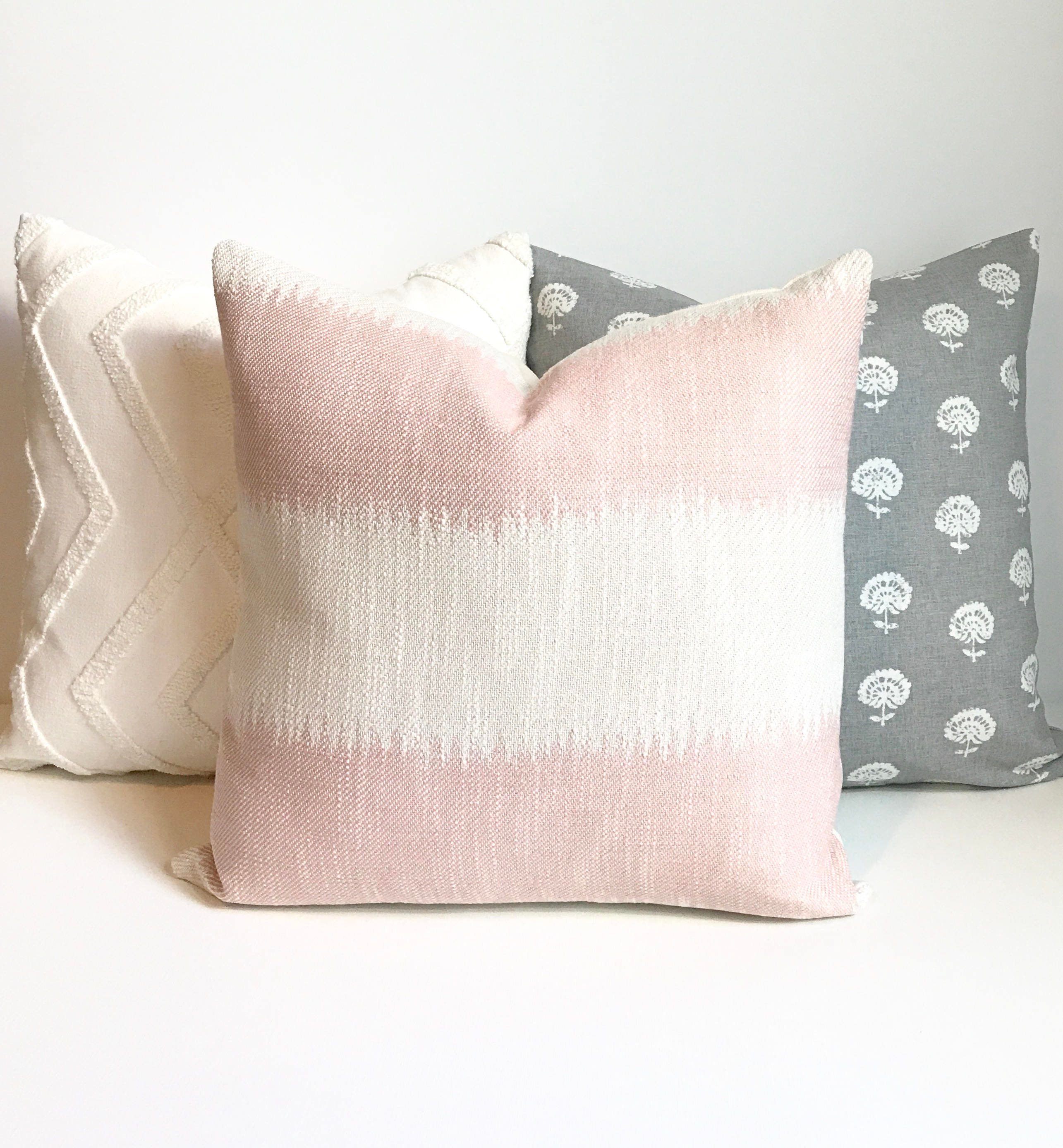 Blush Rose Ikat Rayé Boho Housse d'oreiller Décorative