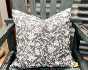 ボヘミアン ファームハウス グレーと白の花柄装飾枕カバー、両面、カバーのみ