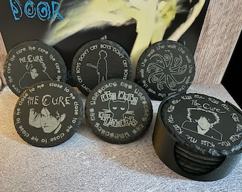 The Cure - 6-teiliges 4-Zoll-Schieferuntersetzer-Set mit Halter