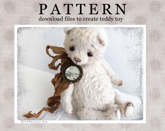 Puede incluir: Un oso de peluche blanco con una cinta marrón y un dije circular de metal. El oso tiene un aspecto desgastado y está sentado sobre un fondo blanco. El texto "PATTERN download files to create teddy toy" está en la parte superior de la imagen.