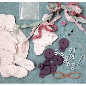 Puede incluir: Un kit de manualidades para hacer un conejito de peluche. El kit incluye piezas de tela para el conejito, c&iacute;rculos de fieltro, cierres met&aacute;licos, hilo, cinta y una peque&ntilde;a bolsa de purpurina.