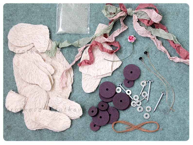 Puede incluir: Un kit de manualidades para hacer un conejito de peluche. El kit incluye piezas de tela para el conejito, c&iacute;rculos de fieltro, cierres met&aacute;licos, hilo, cinta y una peque&ntilde;a bolsa de purpurina.