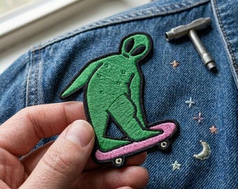 Green Alien Skateboarder Embroidered Patch, Retro Space Iron On, Cool Skating Extra Terrestrial Badge, Aesthetic UFO Denim Jacket Decor