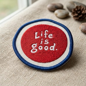 Life is Good Embroidered Patch, Positive Quote Iron On Patch for Jackets, Retro Round Sew On Badge, Motivational Gift for Friends, Red Blue