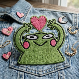 Cute Frog Patch with Pink Heart - Green Toad Iron On Embroidered Patch - Kawaii Animal Badge for Denim Jacket, Backpack and Jeans Decoration