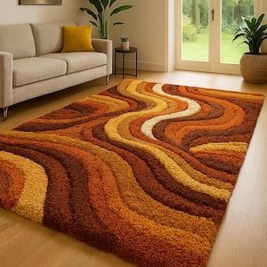以下が含まれることがあります： レトロデザインのシャギーラグ。オレンジ、ブラウン、イエローの色合いで波模様が描かれています。リビングルームの木製の床に敷かれており、暖かく居心地の良い雰囲気を作り出しています。