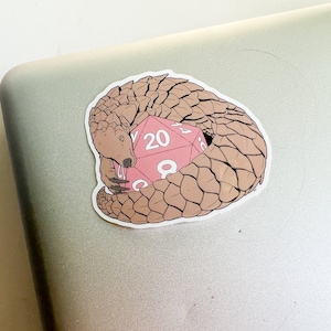 Sticker de dés de pangolin | Sticker pour ordinateur portable geek ringard | Jeu de société fantastique Fan Art Journal Scrapbooking Decor | Goblincore Fairycore Fantaisiste