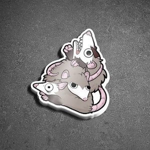 Opossum Pile Sticker | Quirky Silly Possum Kunst | Wunderliches Tier Wald Goblincore Nerdy Geeky Laptop Aufkleber | Journal Scrapbooking Dekor