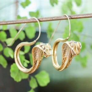 Kolczyki z mosiężnym wężem kobra | Czarująca gotycka biżuteria steampunkowa w stylu średniowiecznym