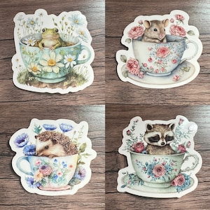 Adesivo Teacup Critters / Whimsical Fantasy Laptop Decal / Goblincore Cottagecore Art Journal Scrapbooking / Mouse Frog Raccoon Hedgehog