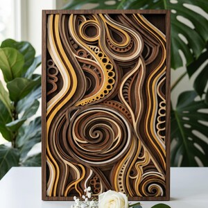 Peut inclure: Une œuvre d'art murale en bois multicouche avec un cadre marron foncé. L'œuvre présente un motif abstrait tourbillonnant dans des tons de marron, de jaune et de blanc. Une rose blanche et de la verdure sont au premier plan.